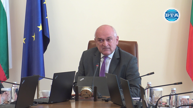 Случващото се в секционните избирателни комисии е извън правомощията на служебното правителство, заяви премиерът Главчев