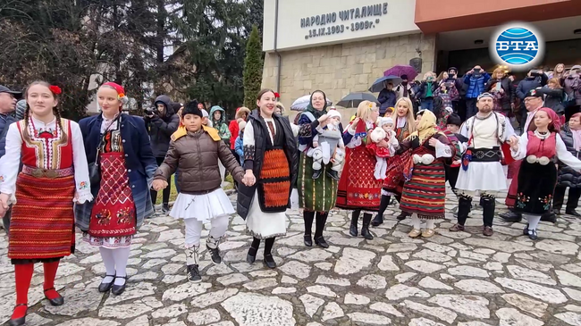 С традиционно „поливане на ръцете" на акушери и с Бабино хоро в Разлог отбелязаха Бабинден