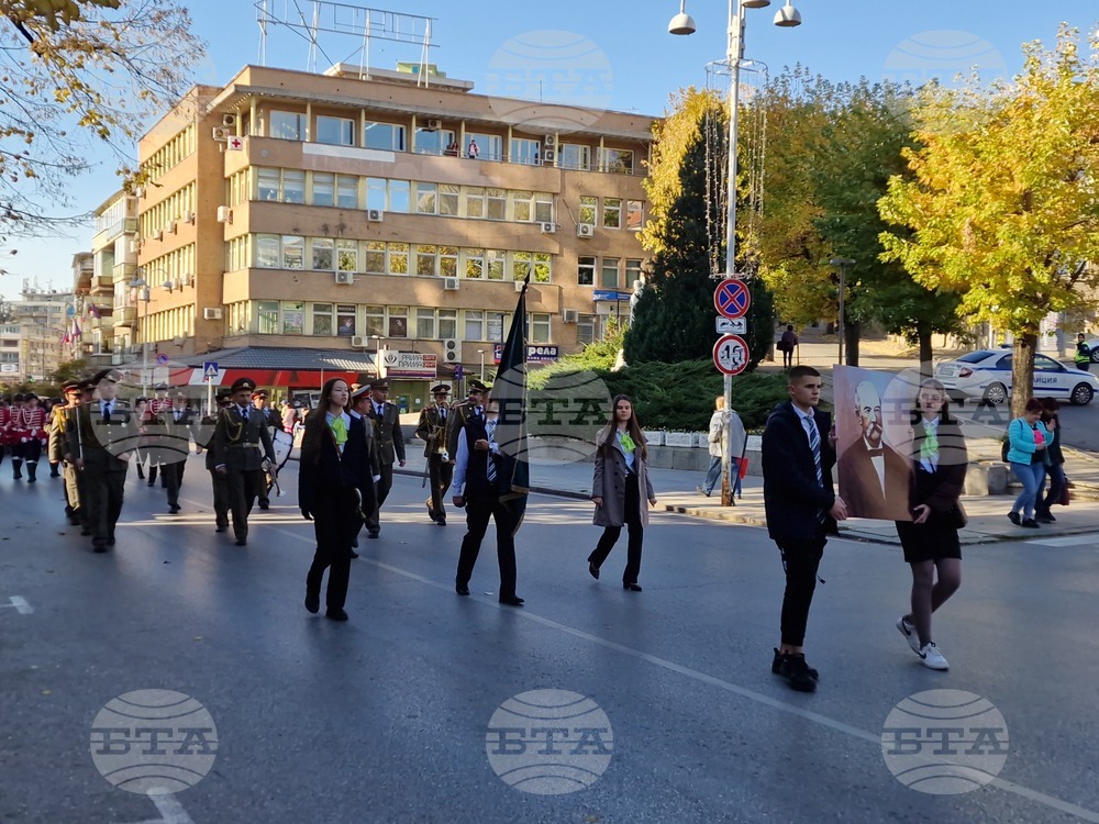 Велико Търново - Професионална гимназия по туризъм „Д-р Васил Берон“ отбеляза тържествено 200 години от рождението на своя патрон