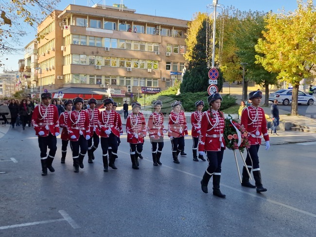 Велико Търново - Професионална гимназия по туризъм „Д-р Васил Берон“ отбеляза тържествено 200 години от рождението на своя патрон