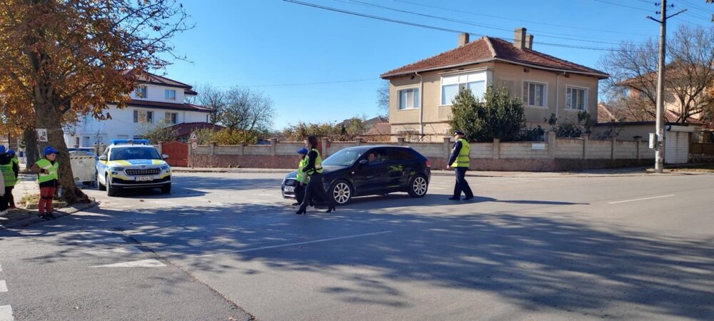 Децата от Детско полицейско управление - Балчик раздаваха брошури и наръчник за безопасно шофиране