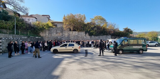 Служители на Областната дирекция на МВР в Шумен демонстрираха на ученици от града, изучаващи криминалистика, основни действия в работата си