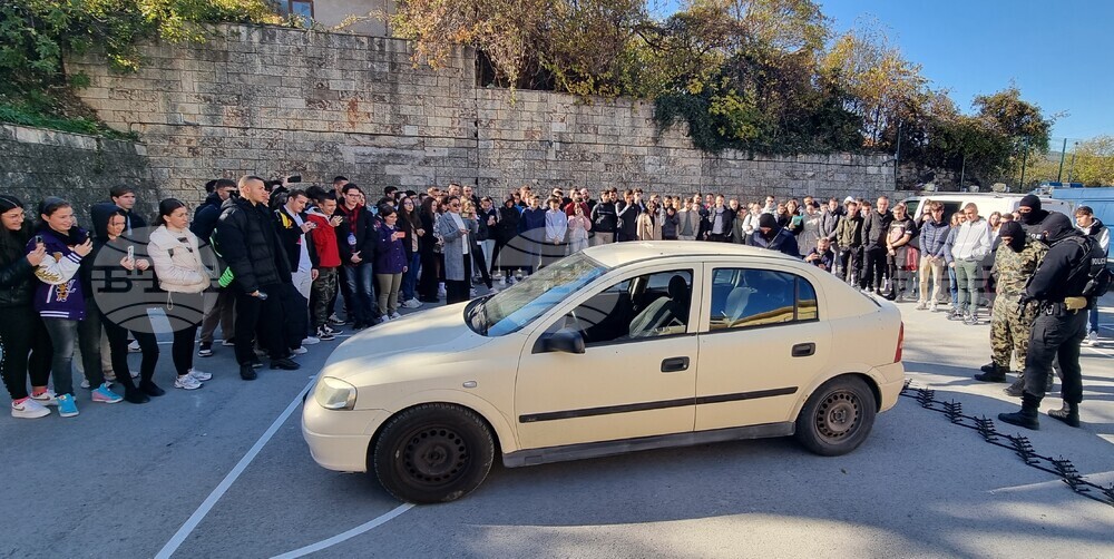 Шумен - полиция - ученици - демонстрация