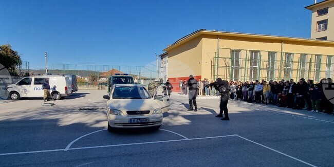 Шумен - полиция - ученици - демонстрация