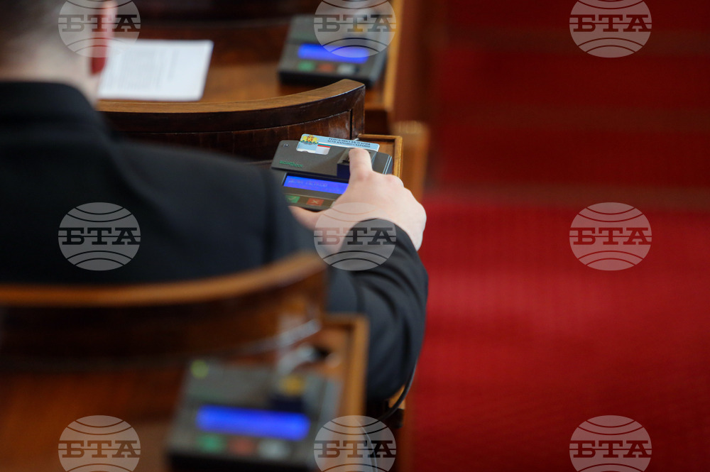 Министър или заместник-министър на енергетиката да дойдат в парламента за дискусията по промените в Закона за енергията от възобновяеми източници, решиха депутатите