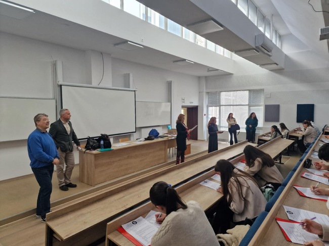 Югозападен университет „Неофит Рилски“ – Благоевград: За втора поредна година във Филологическия факултет към ЮЗУ „Неофит Рилски“ се проведе състезанието „По стъпките на Неофит Рилски“