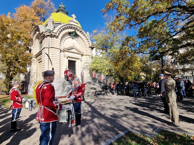 Мавзолей-гробница на Княз Александър I Батенберг - полагане на венци