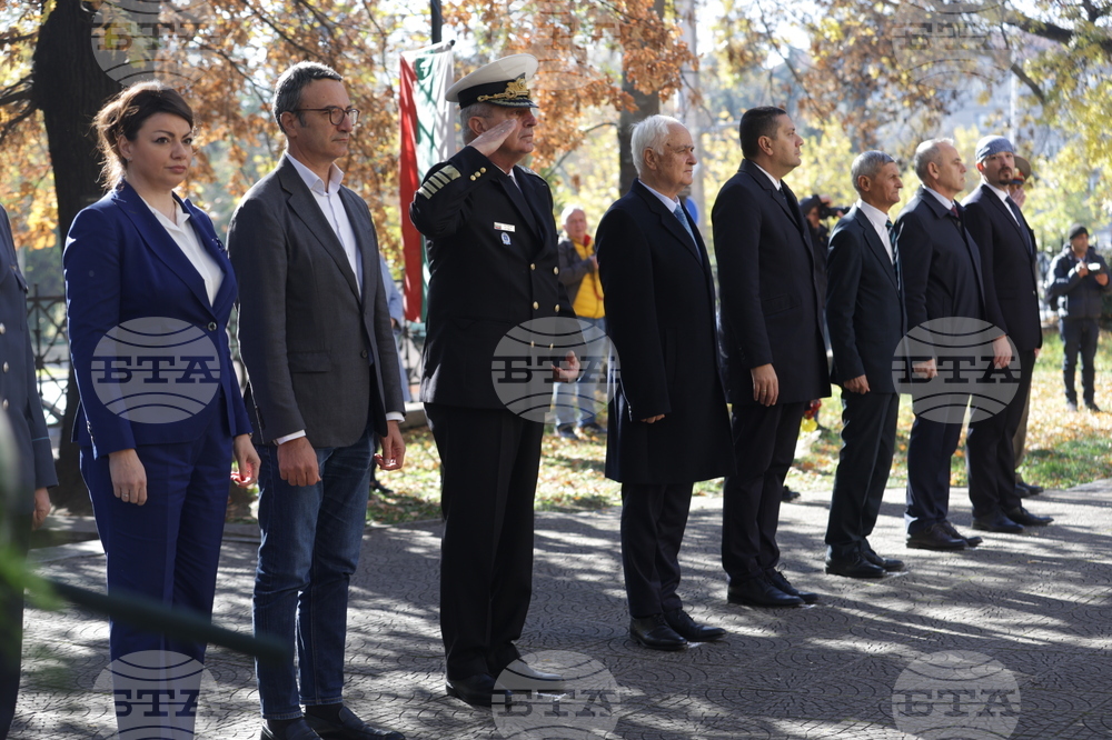 Мавзолей-гробница на княз Александър I Батенберг - полагане на венци