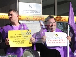 Агенция за ядрено регулиране - служители - протестна акция