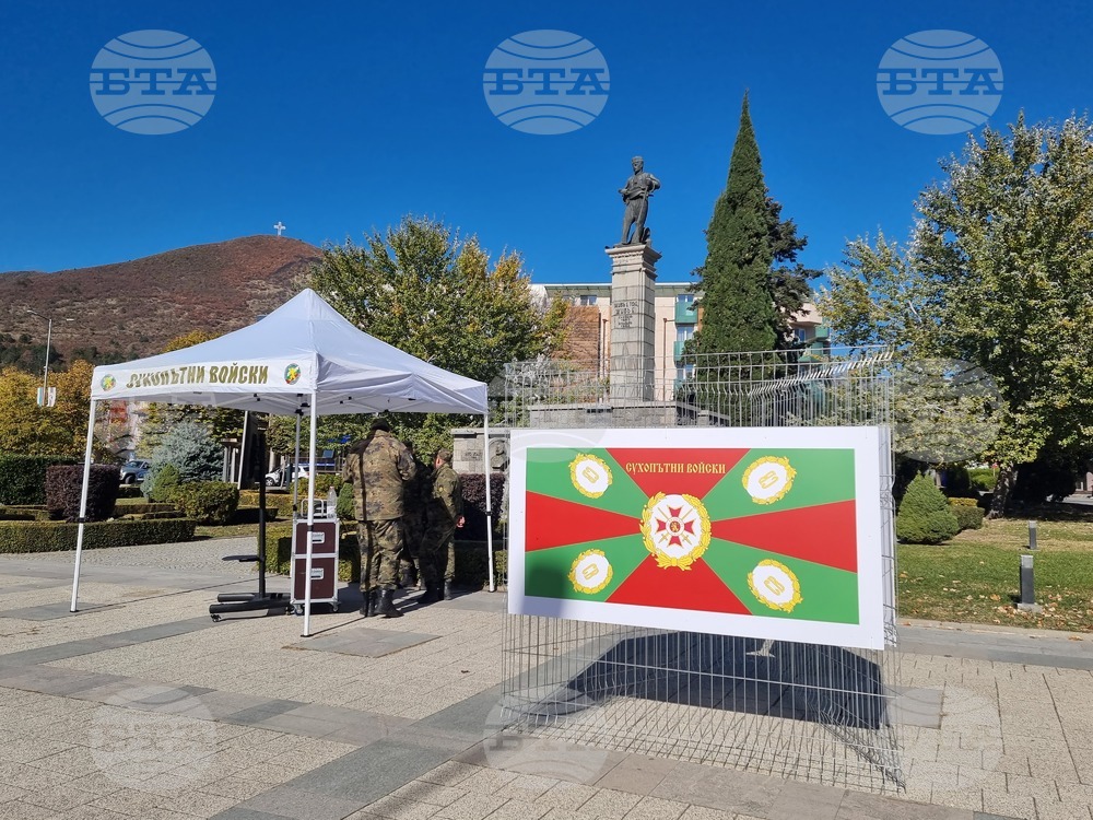 Фотосите на танкове Т-72 бяха акцент в изложбата „Сухопътни войски - ние сме там, където има нужда от нас“ в Сливен