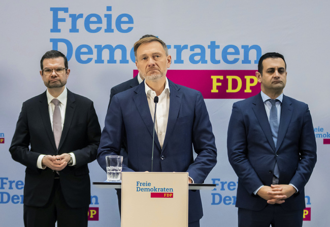 Представители на германската Свободна демократическа партия подадоха оставка заради нашумял документ, разкриващ план за излизане от коалицията