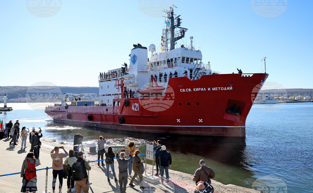 Bulgarian Naval Research Vessel RSV 421 Enters Ionian Sea