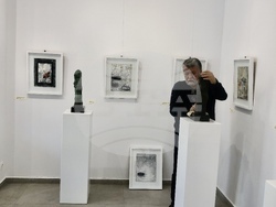 Вежди Рашидов сред свои творби. Снимка: Галерия Vejdi 