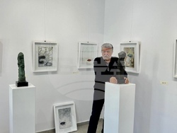 Вежди Рашидов сред свои творби. Снимка: Галерия Vejdi 