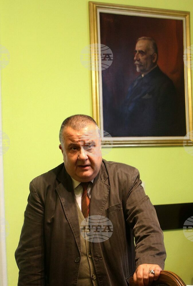 Вестник "Аз-буки" представя византолога проф. д. н. Емануел Мутафов и монографията му, публикувана от „Кеймбридж юнивърсити прес“