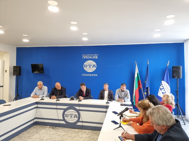 Пресконференция на Тодор Попов и общински съветници от групата "Новото време" в Общински съвет Пазарджик