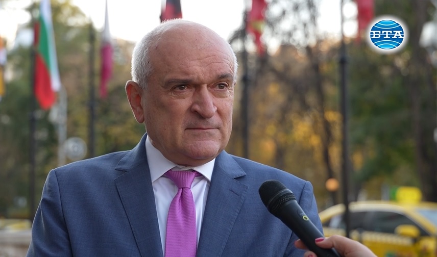 Водят се разговори и се очаква позитивен знак от Австрия и от останалите държави членки, каза служебният премиер Димитър Главчев в отговор на въпрос за членството на България в Шенген по суша Водят се разговори и се очаква позитивен знак от Австрия и от останалите държави членки, каза служебният премиер Димитър Главчев в отговор на въпрос за членството на България в Шенген по суша