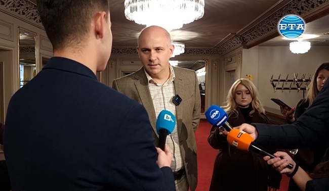 Директорът на Народния театър Васил Василев: Не мога да си представя какво може да извърши лудостта