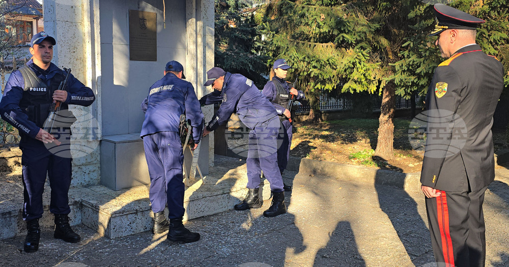 Полицията в Добрич отбеляза професионалния си празник с почетен караул и водосвет