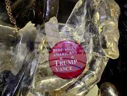 Значка "Българо-американци за Тръмп/Ванс". Снимка: Евгени Веселинов, BulgariCa. Предоставена от автора на БТА.