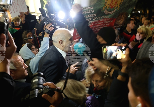 Tension Escalates outside National Theatre in Sofia as Protestors Try to Stop Premiere of George Bernard Shaw Comedy