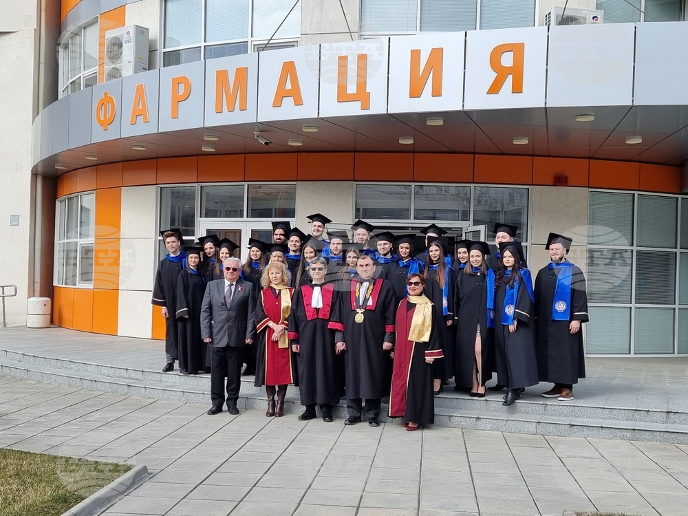 В Медицинския университет в Плевен се дипломира първият випуск магистър-фармацевти