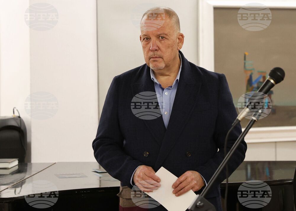 Две картини на Георги Баев стават част от благотворителната инициатива "Нов роял за талантите на Бургас"