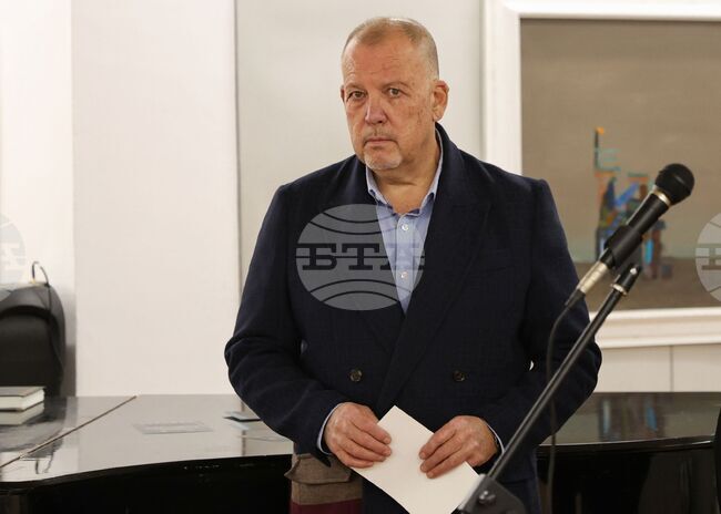 Две картини на Георги Баев стават част от благотворителната инициатива "Нов роял за талантите на Бургас"