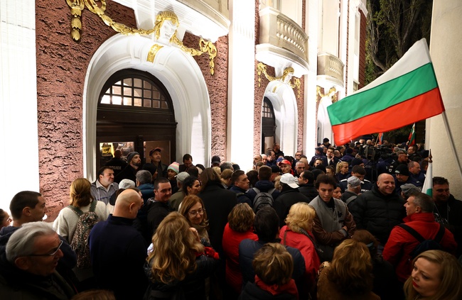 Протестиращи правят опити да възпрепятстват премиерата на пиесата „Оръжията и човекът“ в Народния театър