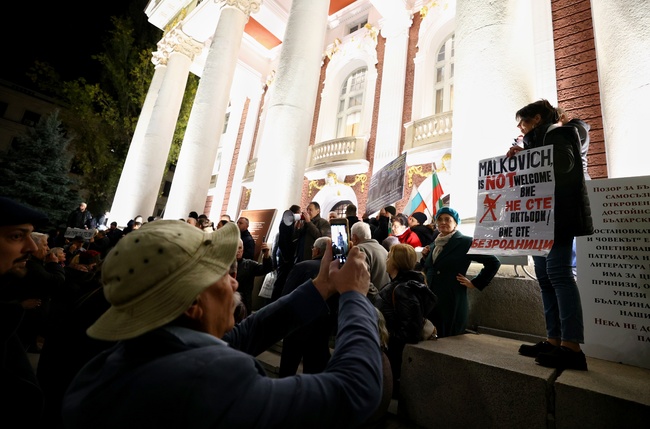 Протестиращи се събраха пред сградата на Народния театър с искане да се свали пиесата „Оръжията и човекът“